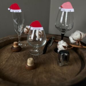 Photo avec des verres pour différents alcools avec des chapeau de noël