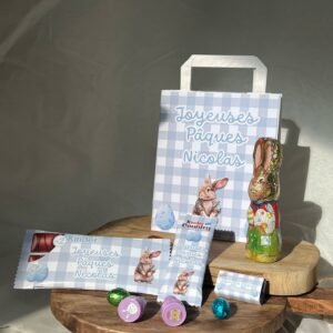 Sachet avec divers chocolats et deux tampons de Pâques